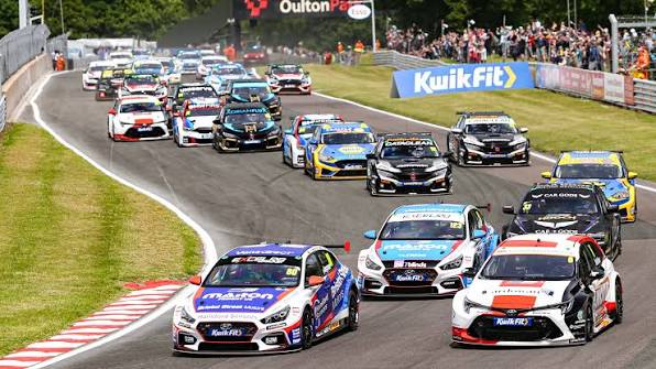 British Touring Cars racing at Oulton Park