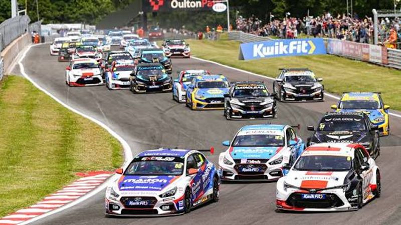 British Touring Cars racing at Oulton Park