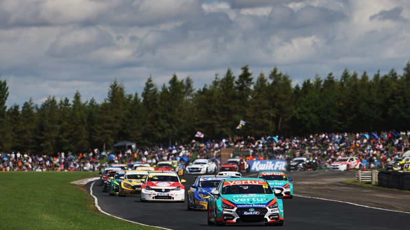British Touring Cars racing at Croft