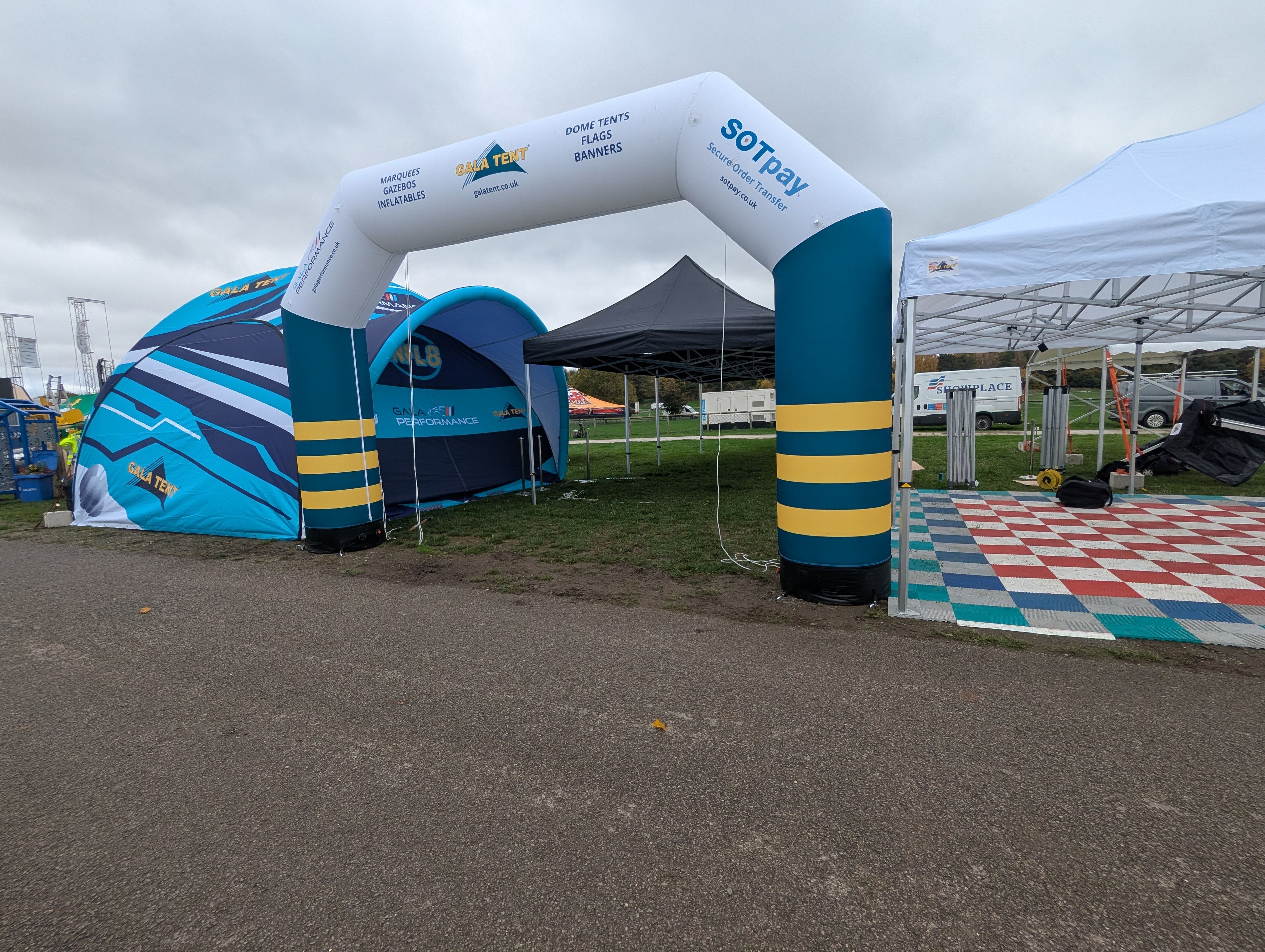 INFL8 inflatable arch