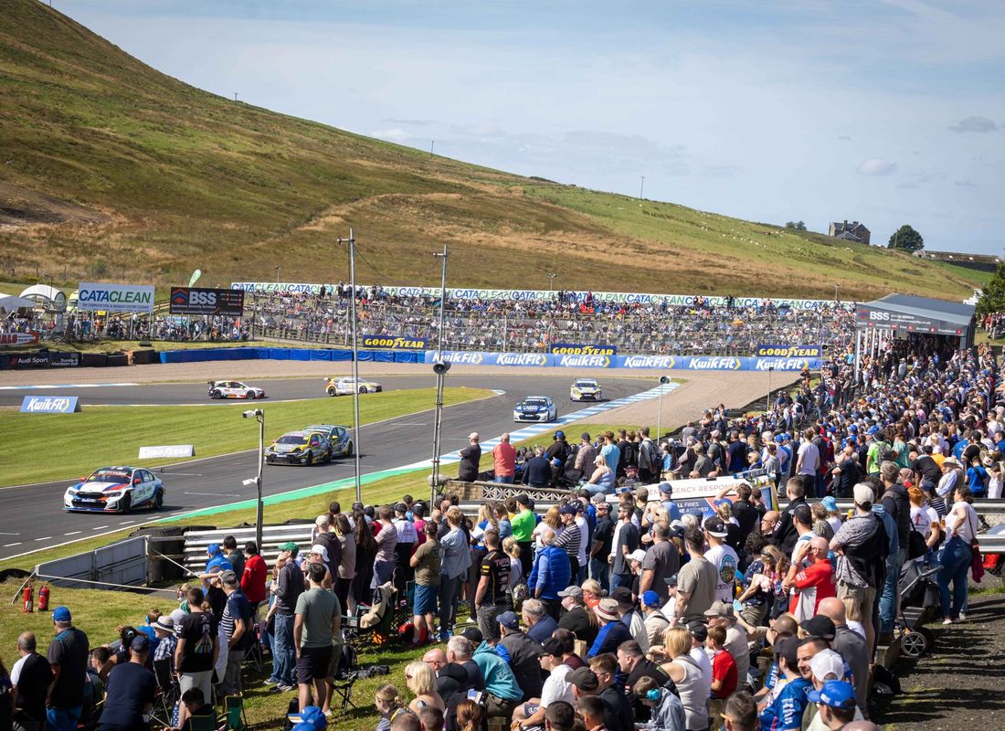 Car through Duffus Dip at Knockhill