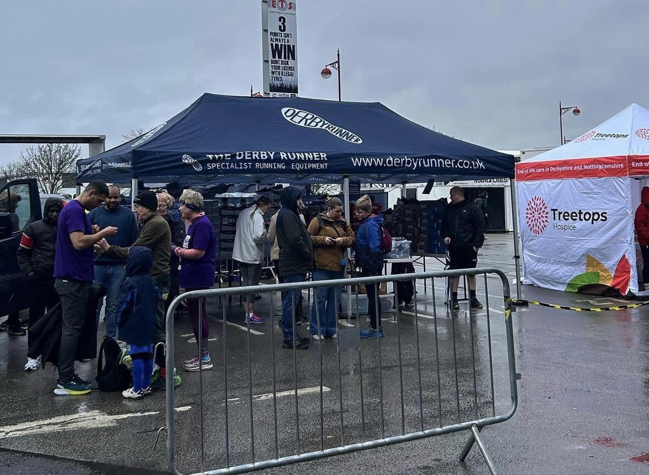 Heavy-duty vouwtent in de regen